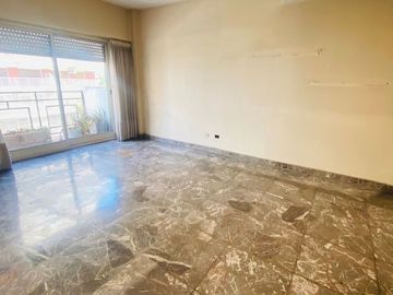 VENTA DEPTO 4 AMBIENTES CON BALCON EN FLORES