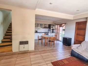 Venta Ph de 5 amb. con patio y cochera en Olivos