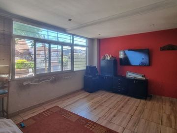 Venta Ph de 5 amb. con patio y cochera en Olivos