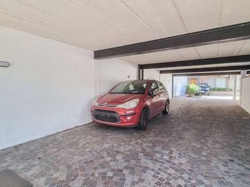 Venta Ph de 5 amb. con patio y cochera en Olivos