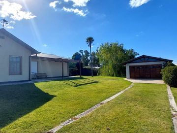 VENTA EXCELENTE CASA 4 AMB, QUINCHO Y PARQUE,VIDAL