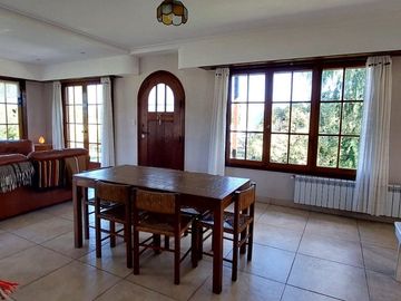 VENTA EXCELENTE CASA 4 AMB, QUINCHO Y PARQUE,VIDAL