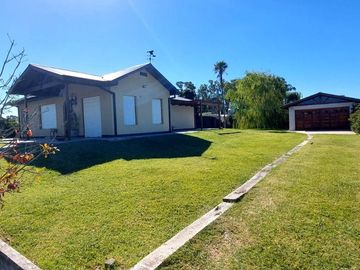 VENTA EXCELENTE CASA 4 AMB, QUINCHO Y PARQUE,VIDAL