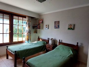 VENTA EXCELENTE CASA 4 AMB, QUINCHO Y PARQUE,VIDAL