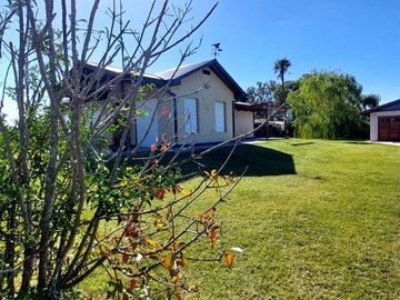 VENTA EXCELENTE CASA 4 AMB, QUINCHO Y PARQUE,VIDAL