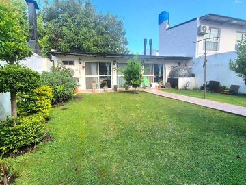 Chalet Tradicional con Quincho sobre Amplio Lote