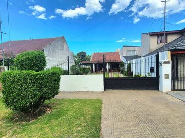 Chalet Tradicional con Quincho sobre Amplio Lote