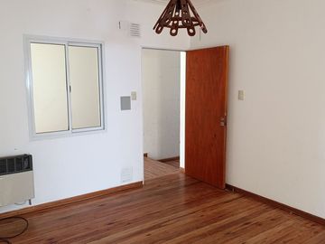 EN VENTA 2 DEPARTAMENTOS + 2 LOCALES COMERCIALES