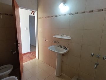 EN VENTA 2 DEPARTAMENTOS + 2 LOCALES COMERCIALES