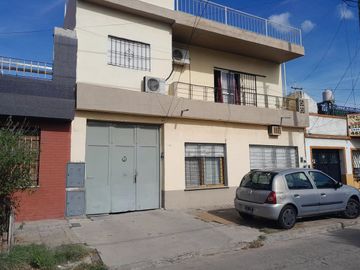 Casa 6 amb PATIO y TERRAZA  A reciclar! L. Mirador