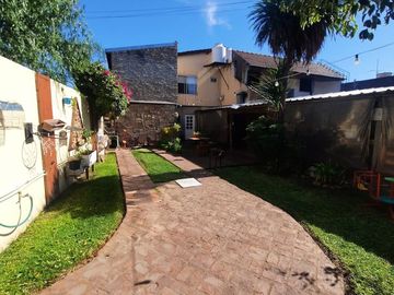 Venta Casa 4 Amb en Esquina con Quincho y Jardín