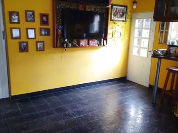 Venta Casa 4 Amb en Esquina con Quincho y Jardín