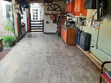 Venta Casa 4 Amb en Esquina con Quincho y Jardín