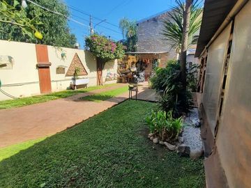 Venta Casa 4 Amb en Esquina con Quincho y Jardín