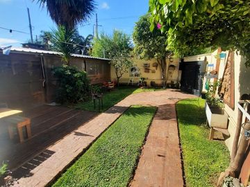 Venta Casa 4 Amb en Esquina con Quincho y Jardín