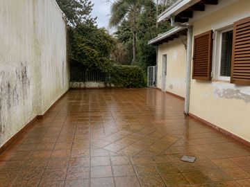 CASA EN VENTA LA PLATA 3 DORMITORIOS A REFACCIONAR