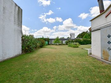 CASA CON PILETA MAS 3 LOTES EN VENTA  SICARDI