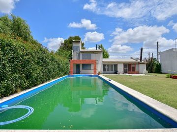 CASA CON PILETA MAS 3 LOTES EN VENTA  SICARDI