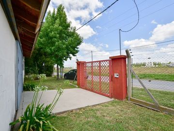 CASA CON PILETA MAS 3 LOTES EN VENTA  SICARDI