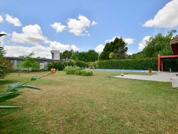 CASA CON PILETA MAS 3 LOTES EN VENTA  SICARDI