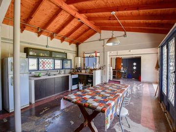 CASA CON PILETA MAS 3 LOTES EN VENTA  SICARDI
