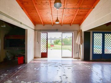 CASA CON PILETA MAS 3 LOTES EN VENTA  SICARDI