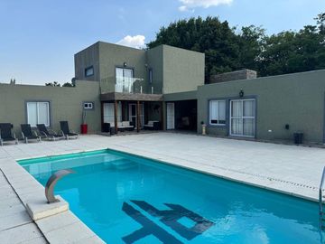 VENTA CASA 4 AMB CON PILETA COUNTRY LUJAN