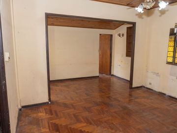CASA 9 AMB. VENTA EN PQE PATRICIOS CON TERRAZA