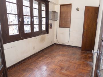CASA 9 AMB. VENTA EN PQE PATRICIOS CON TERRAZA