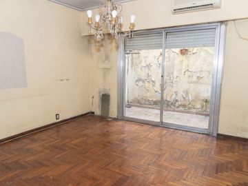 CASA 9 AMB. VENTA EN PQE PATRICIOS CON TERRAZA