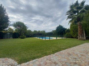 CASA EN VENTA , B ° LUJAN DEL SOL, CON PILETA