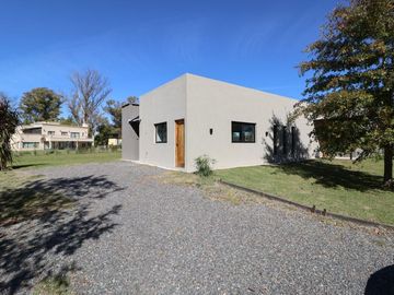 CASA EN VENTA 4 AMB FINANCIACION -LA ELINA LUJAN