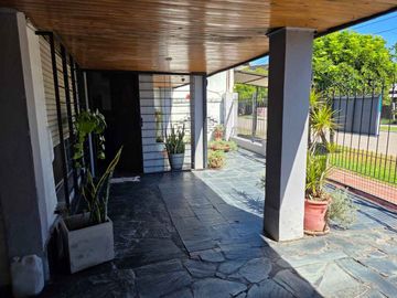 VENTA CASA 3 AMBIENTES CON JARDIN QUINCHO COCHERA