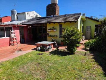 VENTA CASA 3 AMBIENTES CON JARDIN QUINCHO COCHERA