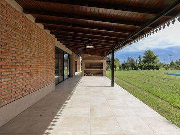 CASA ESTRENAR SANTA CATALINA LUJAN PERMUTA PILETA