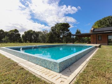 CASA ESTRENAR SANTA CATALINA LUJAN PERMUTA PILETA