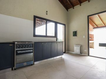 CASA ESTRENAR SANTA CATALINA LUJAN PERMUTA PILETA