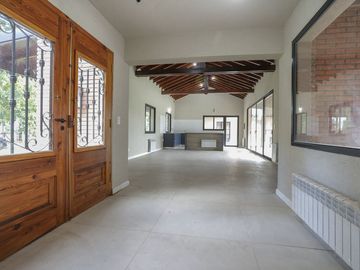CASA ESTRENAR SANTA CATALINA LUJAN PERMUTA PILETA
