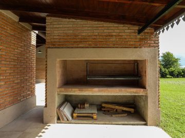 CASA ESTRENAR SANTA CATALINA LUJAN PERMUTA PILETA