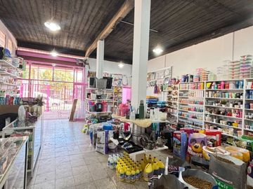 VENTA LOCAL GALPON. CON DEPARTAMENTOS  MERLO