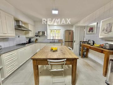 VENTA CASA 6 dormitorios PACHECO pileta y parque