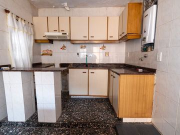 CASAS PASILLO EN VENTA 3 DORMITORIOS B. LOURDES