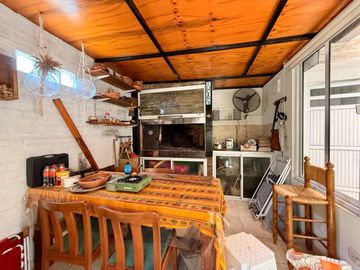 VENTA CASA 3 DORMITORIOS CON PATIO Y COCHERA