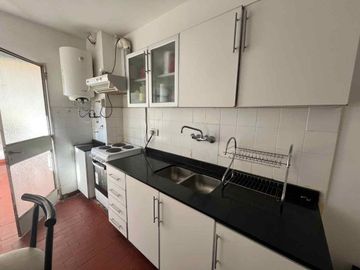 VENTA DEPTO 1 DORMITORIO B. ABASTO POR ESCALERAS
