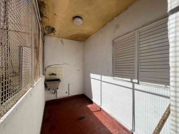 VENTA DEPTO 1 DORMITORIO B. ABASTO POR ESCALERAS