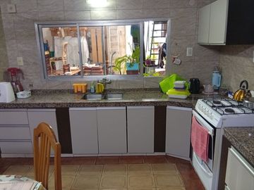 CASA DE PASILLO EN VENTA 3 DORMITORIOS PICHINCHA