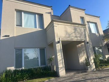 Venta casa de diseño en Bo Septiembre