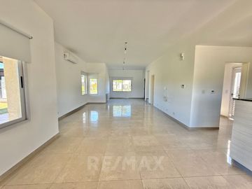 CASA 2 PLANTAS BARRIO SAN RAMON PILETA GALERIA