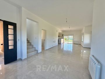 CASA 2 PLANTAS BARRIO SAN RAMON PILETA GALERIA