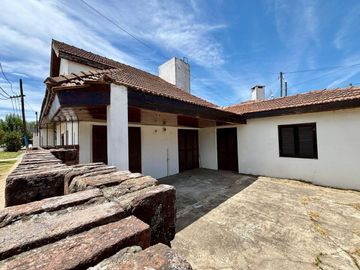 Venta casa 3 dormitorios y patio La Plata